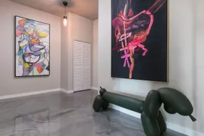 Modern 3 bedroom condo in downtown w free parking - Image 2