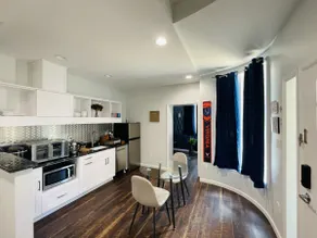 Unit 2_Expansive Luxury Suite for up to 4 Persons - Image 5