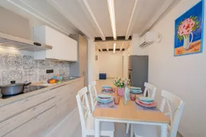 Tulipano Apt - Palazzo Palermo 1817 A/C, 2BR, Sleeps 4 - Happy Rentals - Image 2