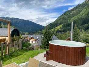 Chalet avec terrasse, sauna et spa extérieur - Image 2