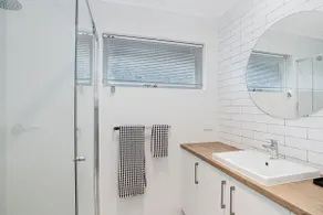 Prime Location 2 Bed Renovated in Royston Park - Image 5