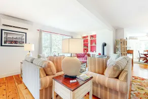 Central 2nd-Floor Gem: Modern, Loaded & Prime! - Image 3