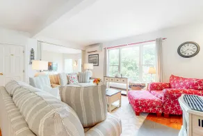 Central 2nd-Floor Gem: Modern, Loaded & Prime! - Image 2