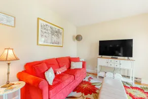 Central 2nd-Floor Gem: Modern, Loaded & Prime! - Image 4