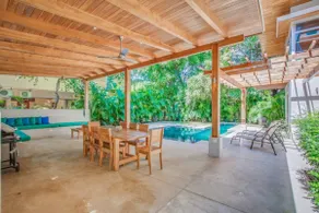 Luxe Modern Villa w/ pool yard at premium location - Image 3