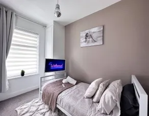 Sleek Skyward Serenity 2bed w Pool Table - Ystrad - Image 4