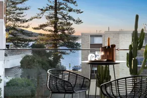 Designer Apartment. 50m to Beach. Terrigal - Image 2