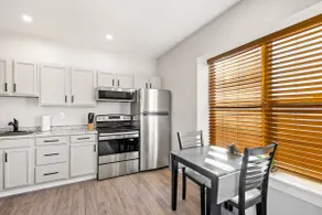 One Bedroom Corner Unit - Lots of Light! - Image 2
