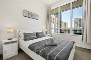 Luxury 2BR - Amazing CN Tower View + Free Parking - Image 4