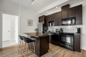 Luxury 2BR - Amazing CN Tower View + Free Parking - Image 3