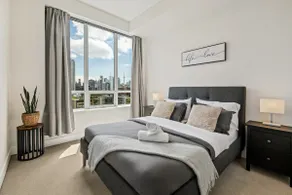 Luxury 2BR - Amazing CN Tower View + Free Parking - Image 2