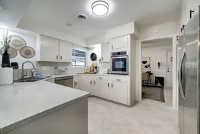 Award Winning Designer's Houston Hideaway - Image 4