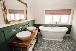Luxury Farm Cottage with Hot Tub in Yorkshire - Image 3
