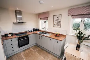 Luxury Farm Cottage with Hot Tub in Yorkshire - Image 4