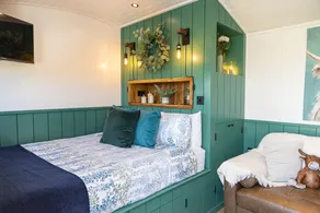 Willows Rest - 1 Bed Shepherds Hut - Pentlepoir - Image 5