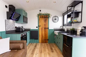 Willows Rest - 1 Bed Shepherds Hut - Pentlepoir - Image 4