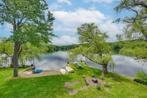 Lakefront Westhampton Cabin w/ Beach + Kayaks! - Image 2