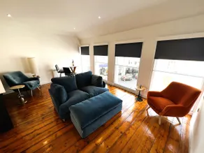 Cross Street Apartment|Stylish Getaway|Walk to Sea - Image 3
