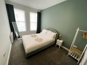 Cross Street Apartment|Stylish Getaway|Walk to Sea - Image 5