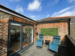 Cross Street Apartment|Stylish Getaway|Walk to Sea - Image 4