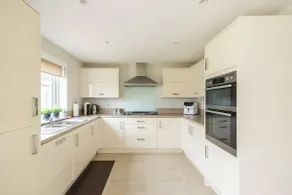 Luxury Detached Home - Image 4