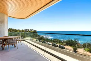 Absolute Beachfront Luxury Apartment - Image 4