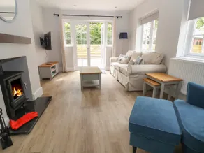 2 GOLF LINKS COTTAGES, pet friendly, with a garden in Norley - Image 4