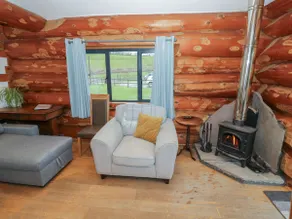 Cedar Cabin at Salford Court Farm Fishing Cabins - Image 5