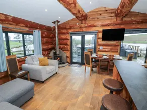 Cedar Cabin at Salford Court Farm Fishing Cabins - Image 3