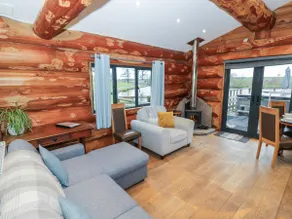 Cedar Cabin at Salford Court Farm Fishing Cabins - Image 2