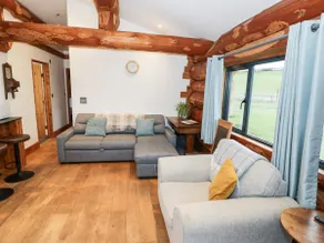 Cedar Cabin at Salford Court Farm Fishing Cabins - Image 4