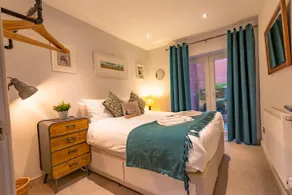 Walpole Bay 2 bed Stunning Garden Apt By Adliv - Image 5