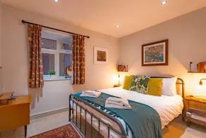 Walpole Bay 2 bed Stunning Garden Apt By Adliv - Image 4