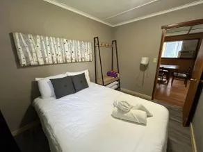 Lakeside Retreat: Steps to Sandy Beach - Image 3