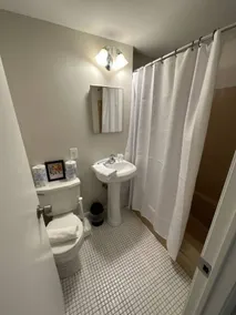 Modern studio apartment! - Image 5