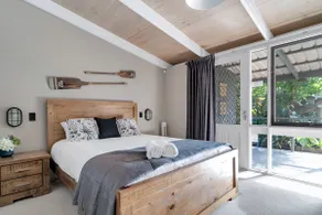 Secluded 3-Bed Retreat Moments to the Beach - Image 4