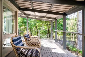 Secluded 3-Bed Retreat Moments to the Beach - Image 2