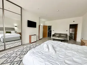 Sleek Stylish 1 Bedroom Leeds City Apartment - Image 5