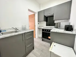 Sleek Stylish 1 Bedroom Leeds City Apartment - Image 3
