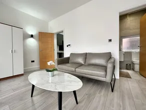 Sleek Stylish 1 Bedroom Leeds City Apartment - Image 4