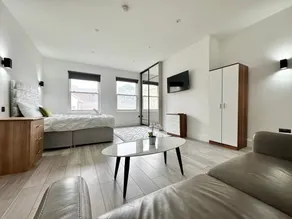 Sleek Stylish 1 Bedroom Leeds City Apartment - Image 2