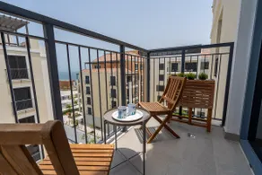 HiGuests - Stylish Waterfront Retreat With Balcony in La Mer - Image 4