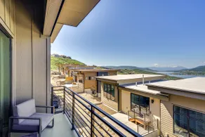 Hideout Haven: Luxe Retreat w/ Lake View & Hot Tub - Image 3
