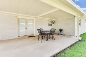 Fully renovated 3BR country escape in Crowley - Image 3