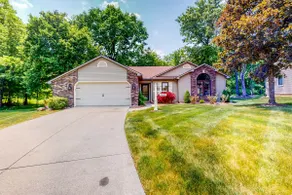 Dog-Friendly Yard! Family Retreat in Fort Wayne - Image 5