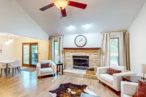Dog-Friendly Yard! Family Retreat in Fort Wayne - Image 2