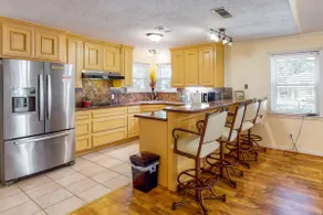 Lake Livingston Hideaway: Peaceful Waterfront Home - Image 4