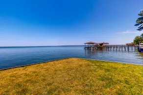 Lake Livingston Hideaway: Peaceful Waterfront Home - Image 3