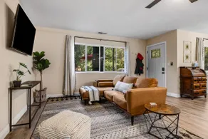 Buckthorn Beauty: Private Hot Tub & Lounge Space - Image 5