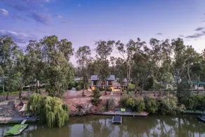 Echuca Riverfront Holiday Home with private pontoo - Image 3